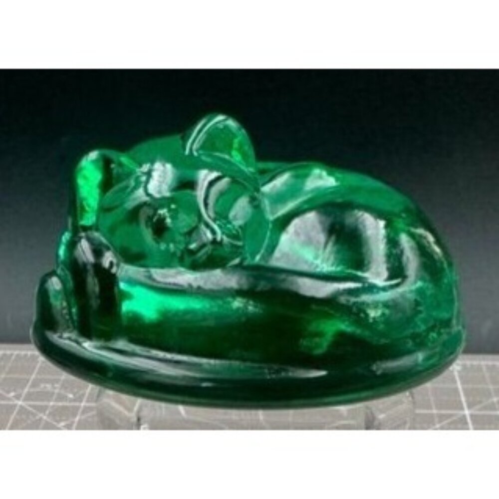 Art Glass Wheaton Village Green Cat Figurine 2 1/2"